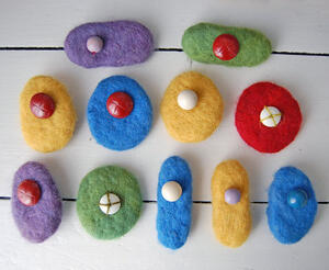 Brosch gul/vit