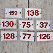 Punainen emalikyltti numero 138